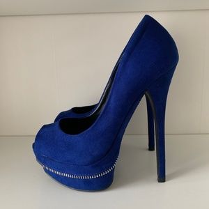 Blue suede Pumps with zipper detailing